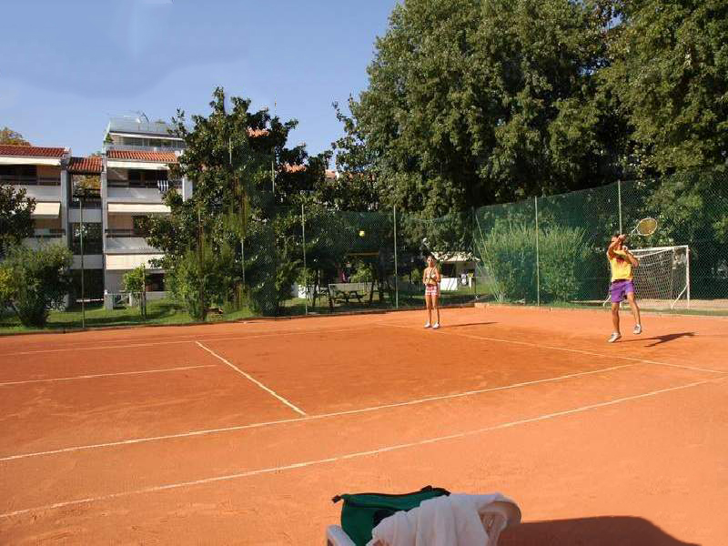 Gravel tennisbaan op camping Cisano Vito bij het Gardameer