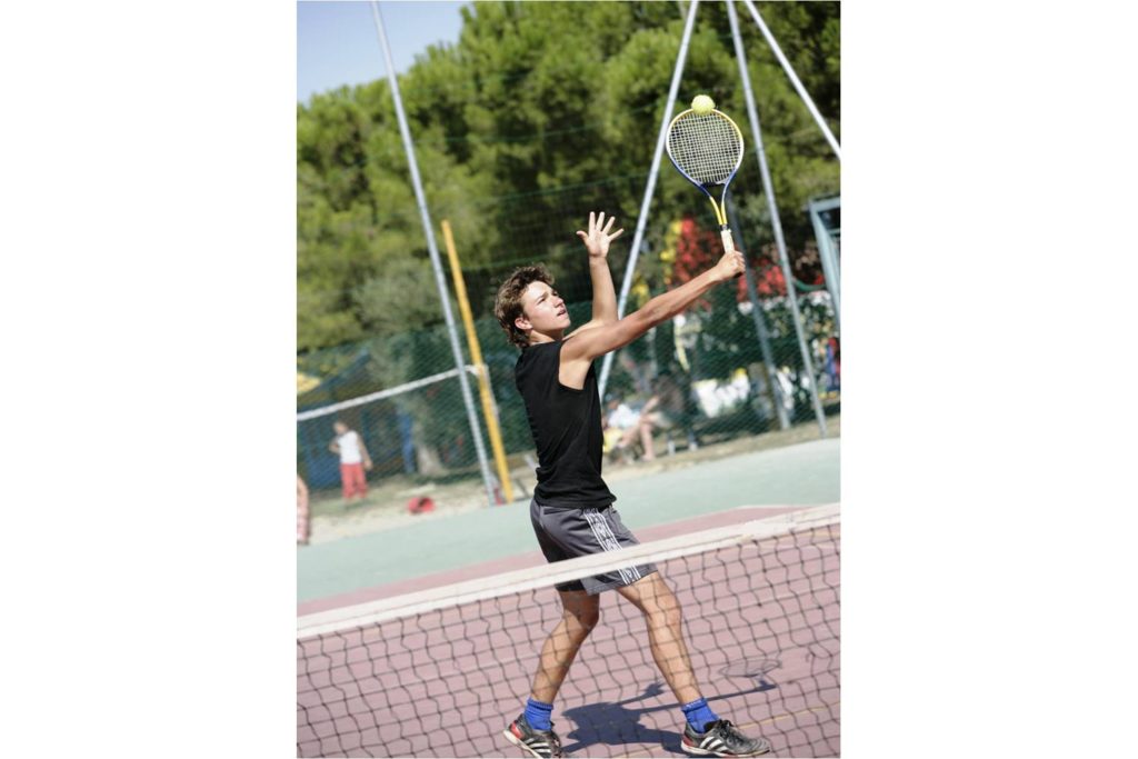 Tennisbaan op camping Bella Italia bij het Gardameer