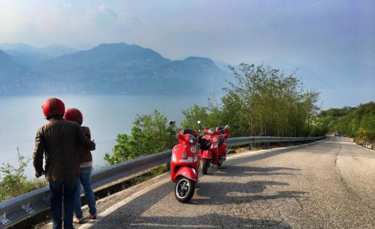 Het Gardameer ontdekken tijdens een Vespa tour!