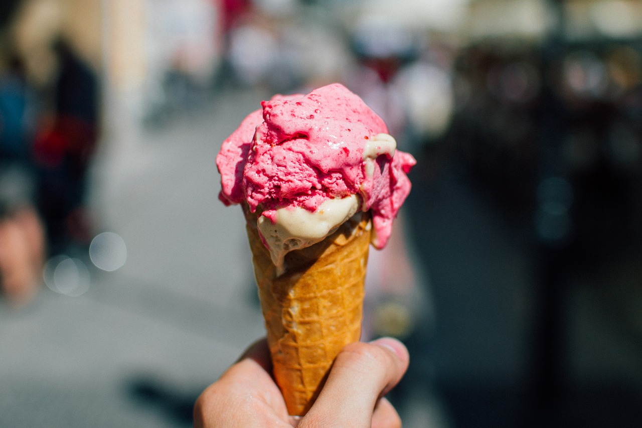 Roze / Wit ijsje in hand via Gardameer.nl